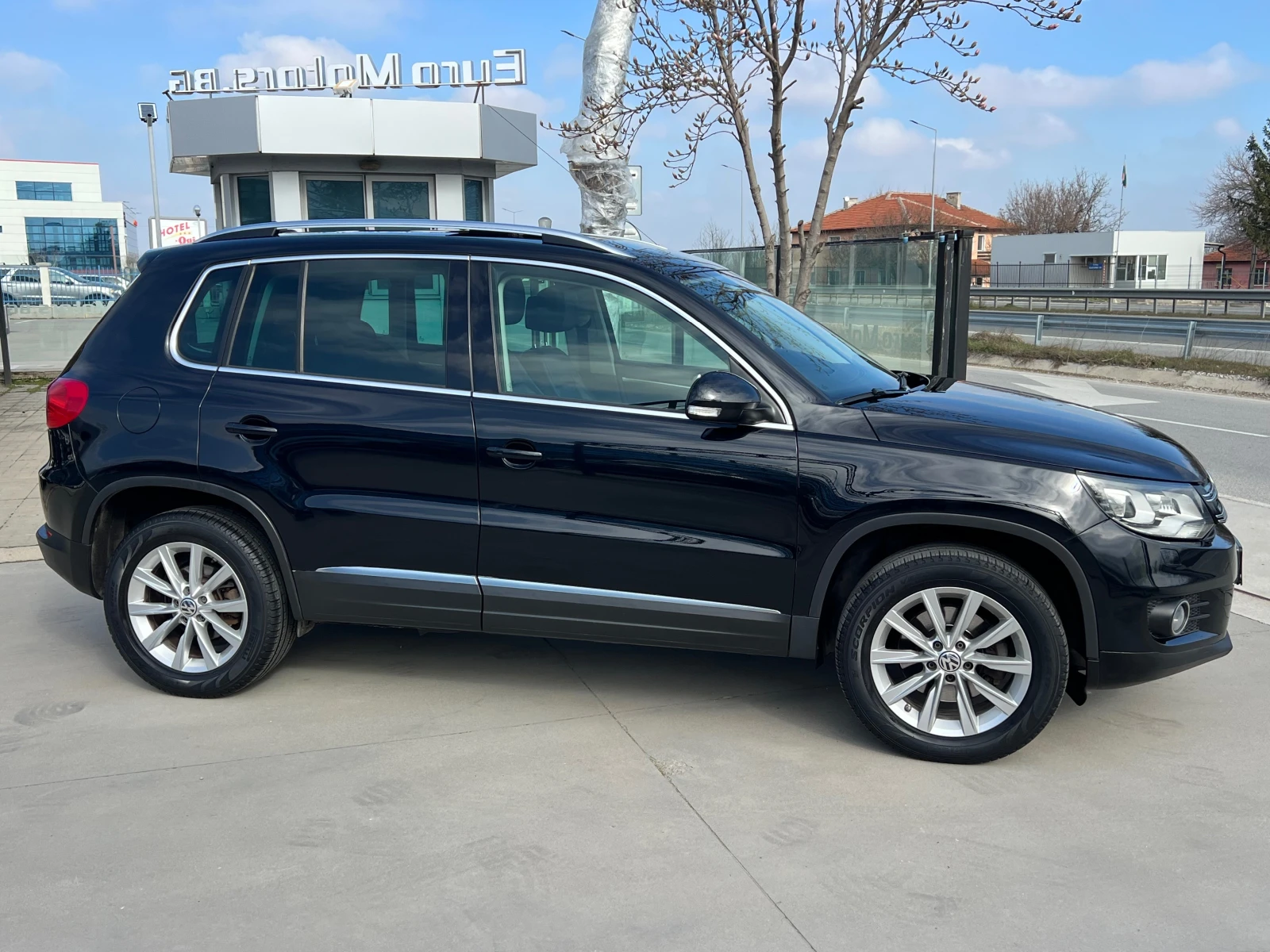 VW Tiguan 2.0TDI, 4-MOTION, NAVI+ CAMERA, PANO, KEY-GO, LED,, снимка 4 - Автомобили и джипове - 53784180