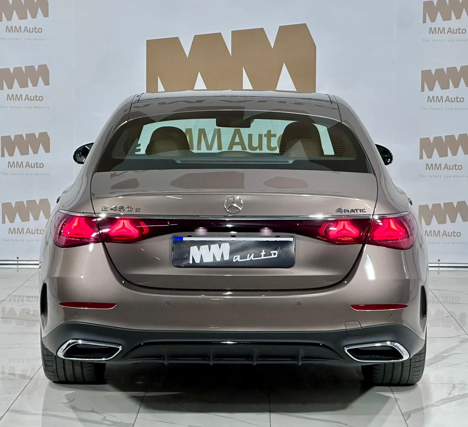 Mercedes-Benz E 450 d 4Matic* AMG* Exclusive* Burm* Superscreen* Full, снимка 5 - Автомобили и джипове - 54376359