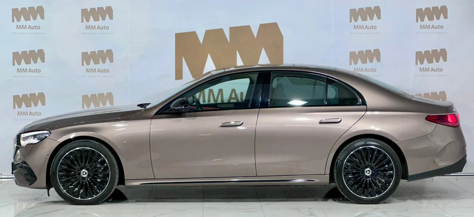 Mercedes-Benz E 450 d 4Matic* AMG* Exclusive* Burm* Superscreen* Full, снимка 2 - Автомобили и джипове - 54376359