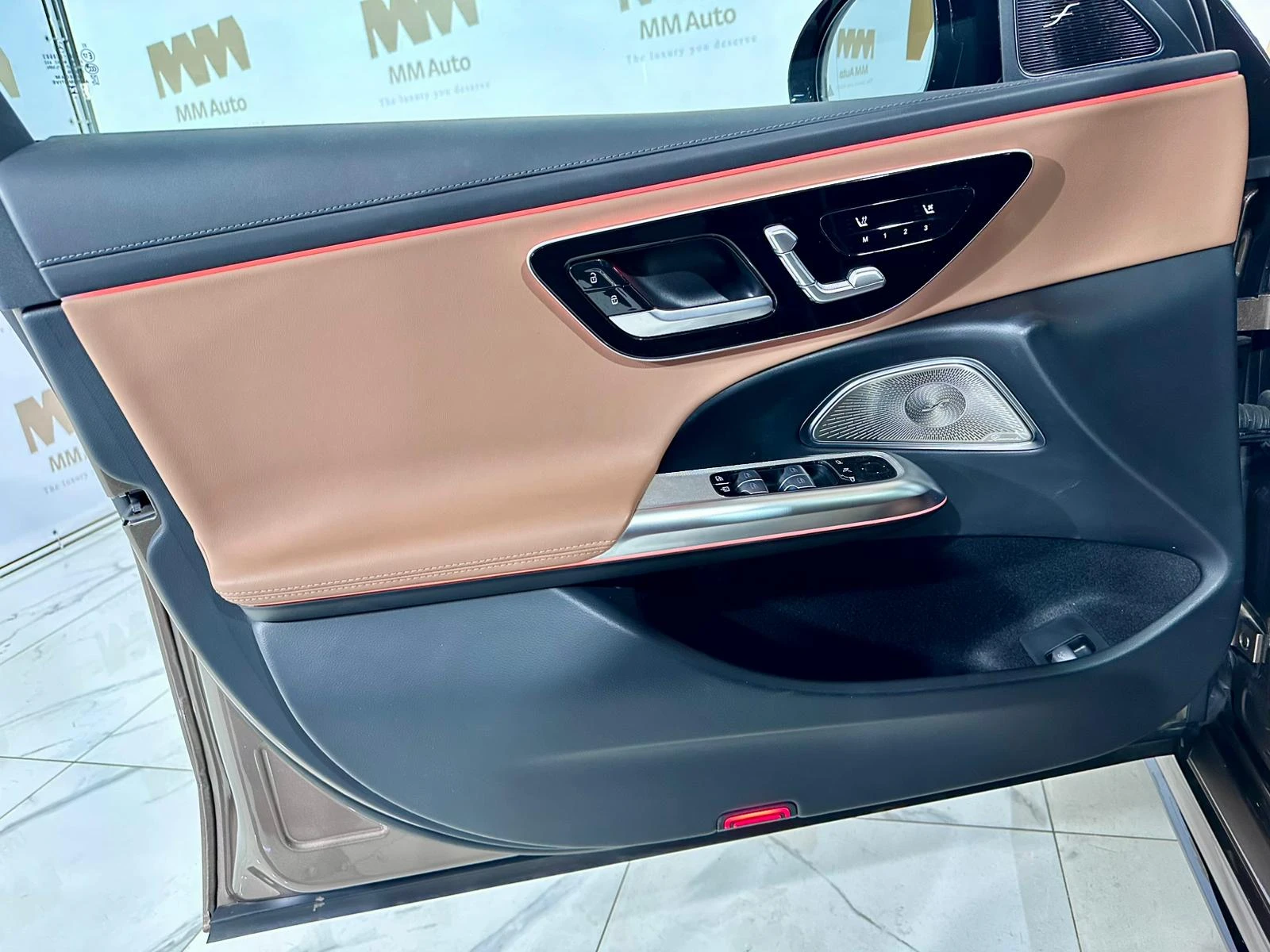 Mercedes-Benz E 450 d 4Matic* AMG* Exclusive* Burm* Superscreen* Full, снимка 6 - Автомобили и джипове - 54376359