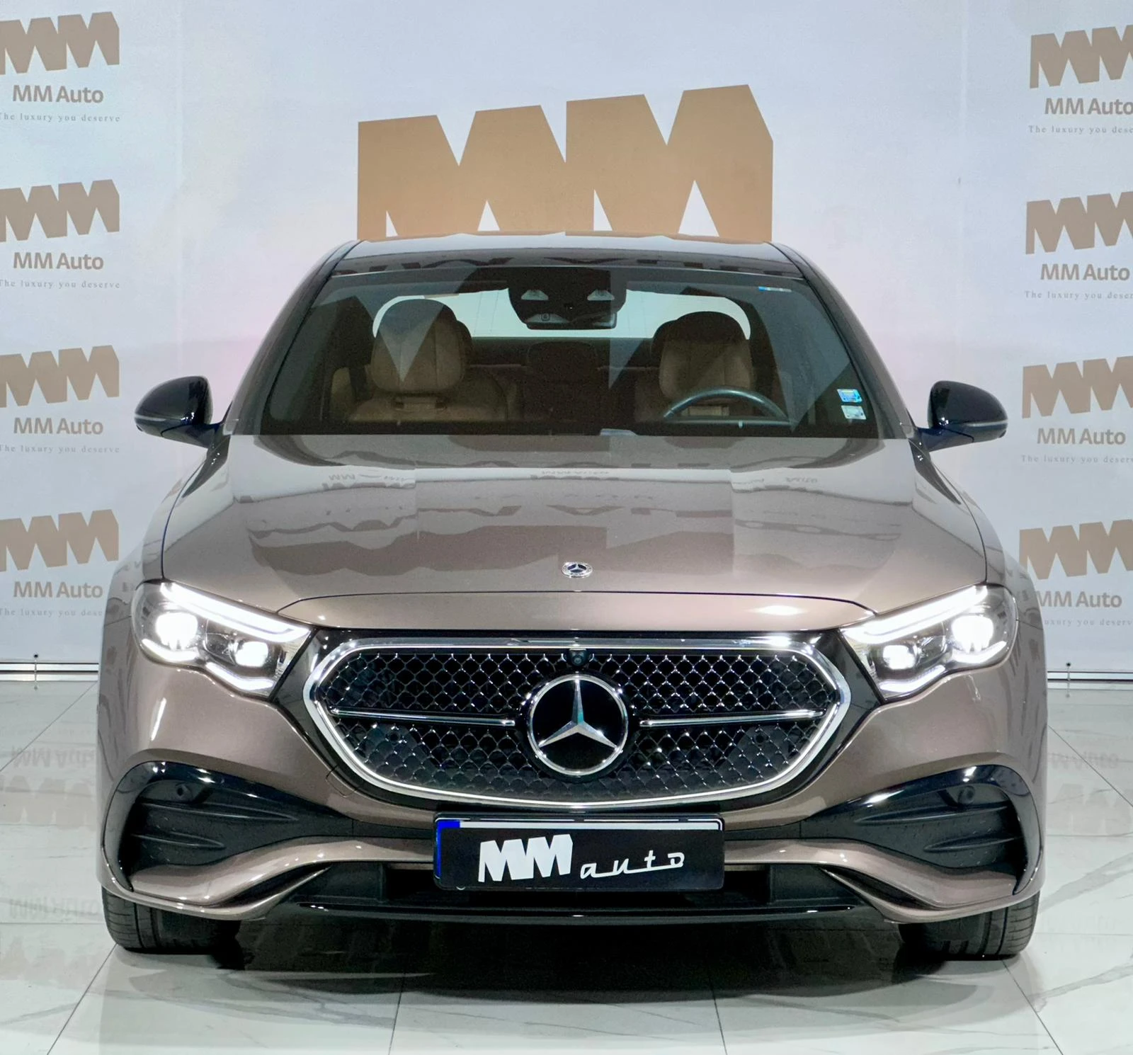 Mercedes-Benz E 450 d 4Matic* AMG* Exclusive* Burm* Superscreen* Full, снимка 4 - Автомобили и джипове - 54376359