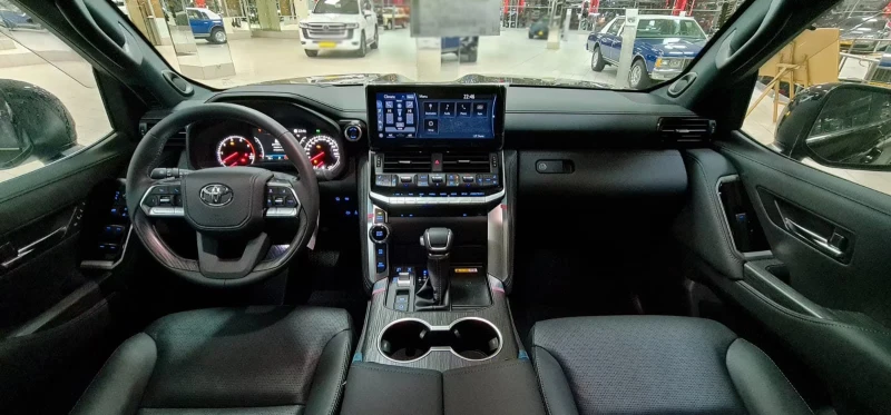 Toyota Land cruiser НОВ!/300/70thANV./305HP/CARPLAY/360/HUD/KLESS/737f, снимка 8 - Автомобили и джипове - 51690262