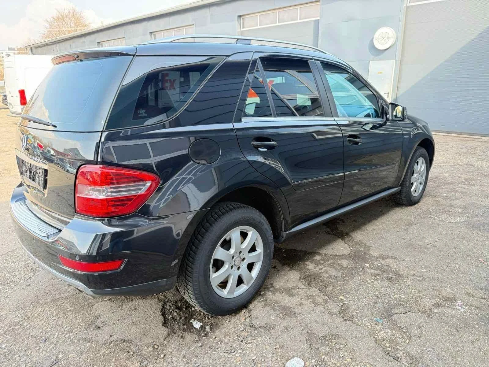 Mercedes-Benz ML 300 3.0 CDI 4 MATIC OFF ROUD paket, снимка 4 - Автомобили и джипове - 54032018