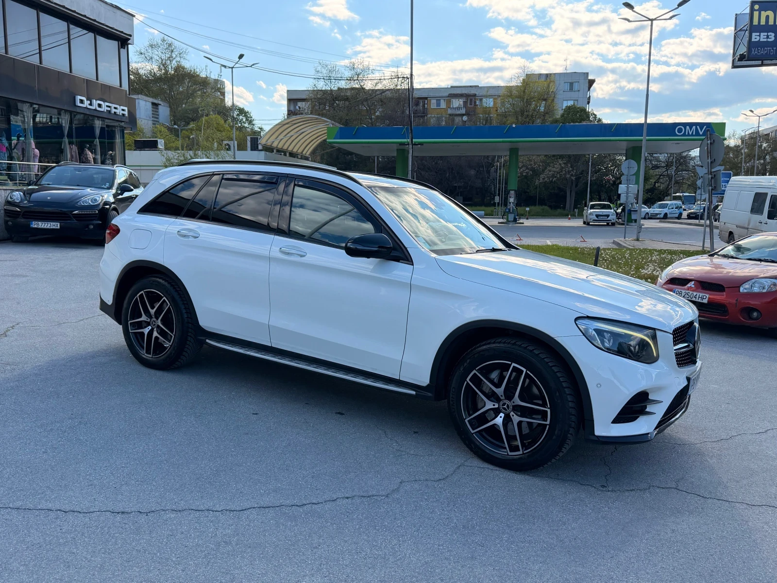 Mercedes-Benz GLC 350 AMG * 360 KAMERI* KEYLES GO* PANORAMA* DISTRONIK, снимка 2 - Автомобили и джипове - 55631195