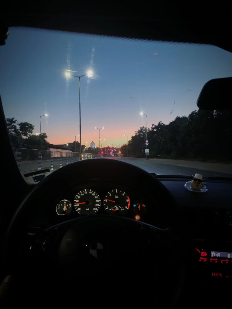 BMW 320, снимка 4 - Автомобили и джипове - 52939687