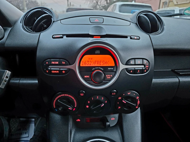Mazda 2 1.3i Германия Климатик 1-Собственик , снимка 15 - Автомобили и джипове - 53251029