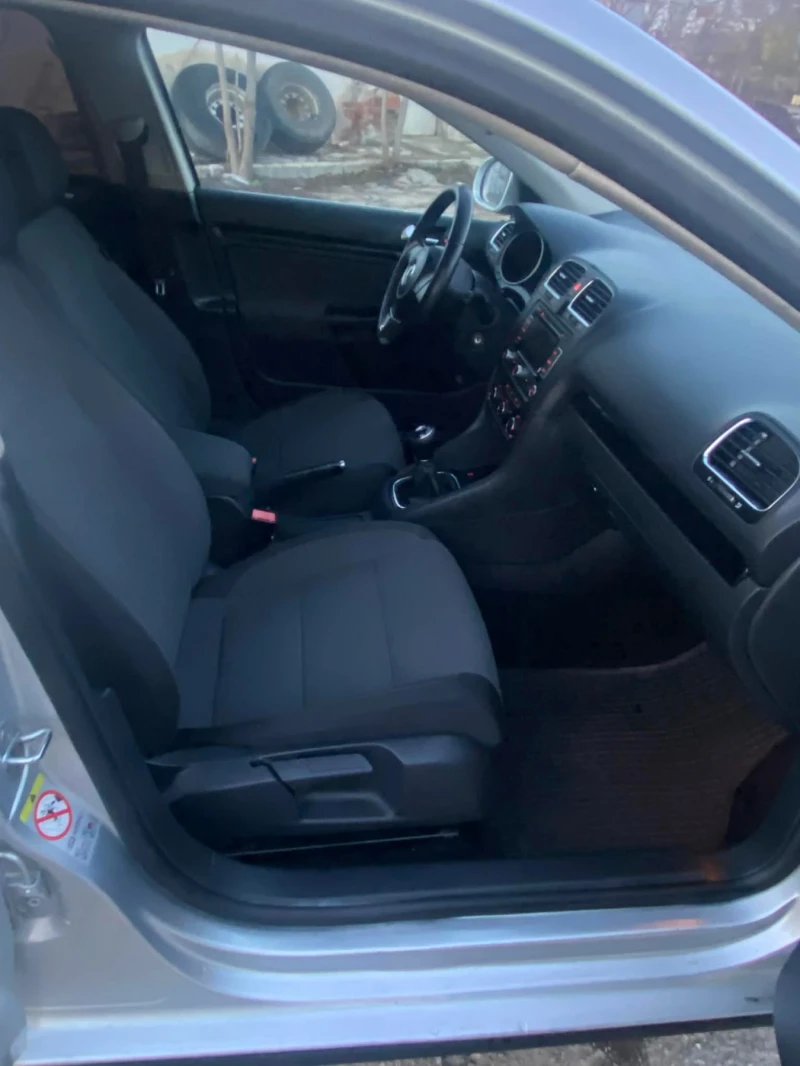 VW Golf 1.6 105 коня, снимка 7 - Автомобили и джипове - 53464407