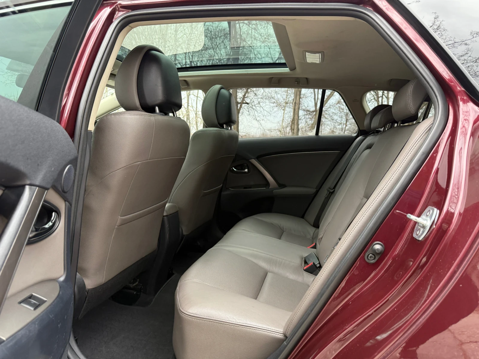 Toyota Avensis 2.0 D4D Всички екстри  - изображение 10