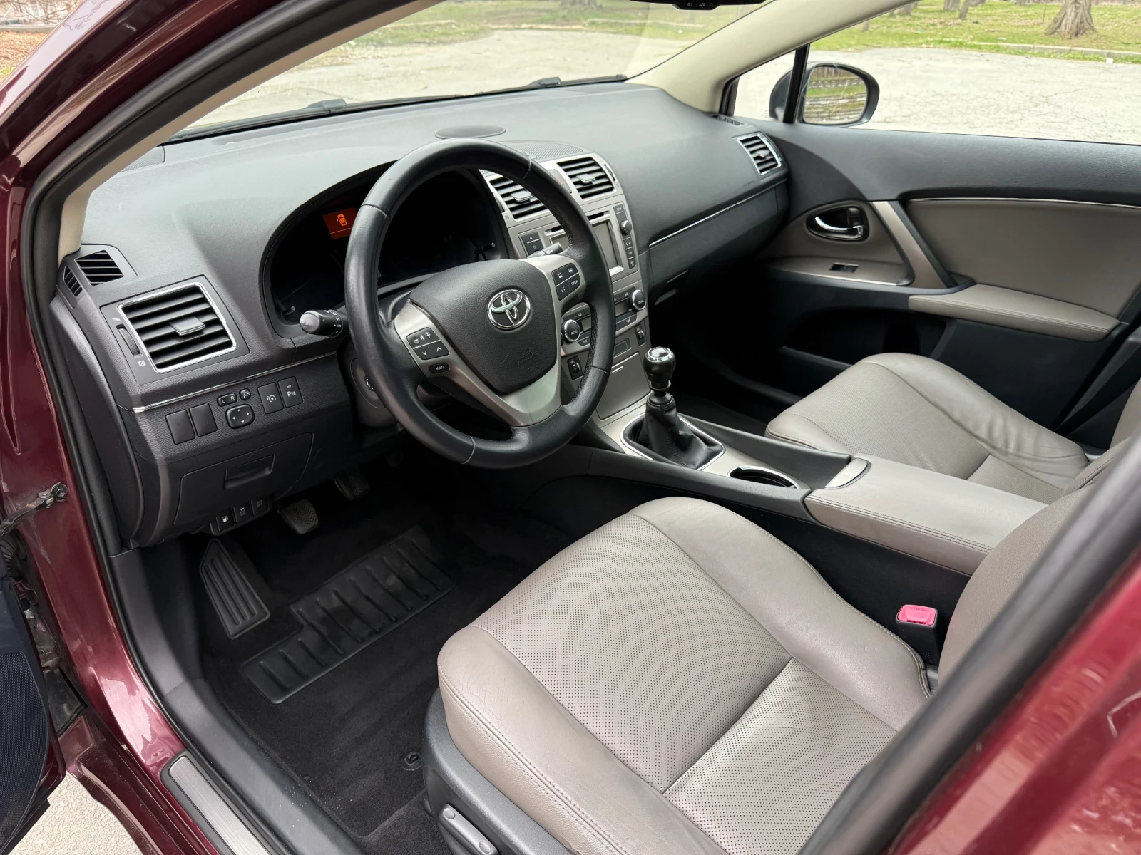 Toyota Avensis 2.0 D4D Всички екстри  - изображение 8