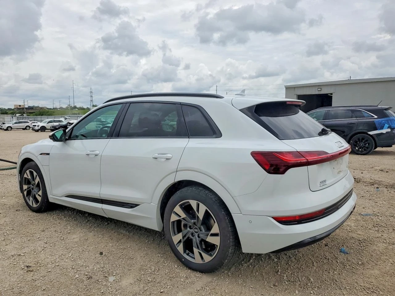 Audi E-Tron E-tron Premium оборудване , снимка 3 - Автомобили и джипове - 55483607