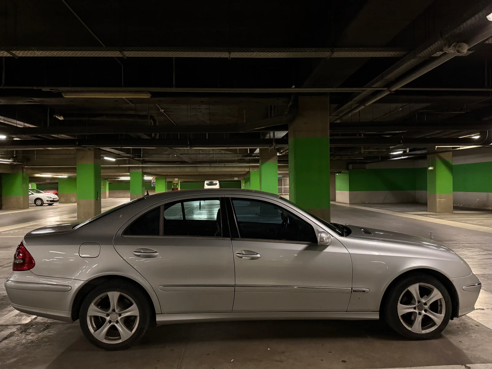 Mercedes-Benz E 270 AVANTGARDE ВЪЗДУХ само задно предаване, снимка 3 - Автомобили и джипове - 56252319