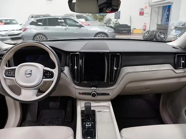 Volvo XC60 CORE/349HP/PANO/CAM/LED/KLESS/DIGI/CPLAY/393g - изображение 6