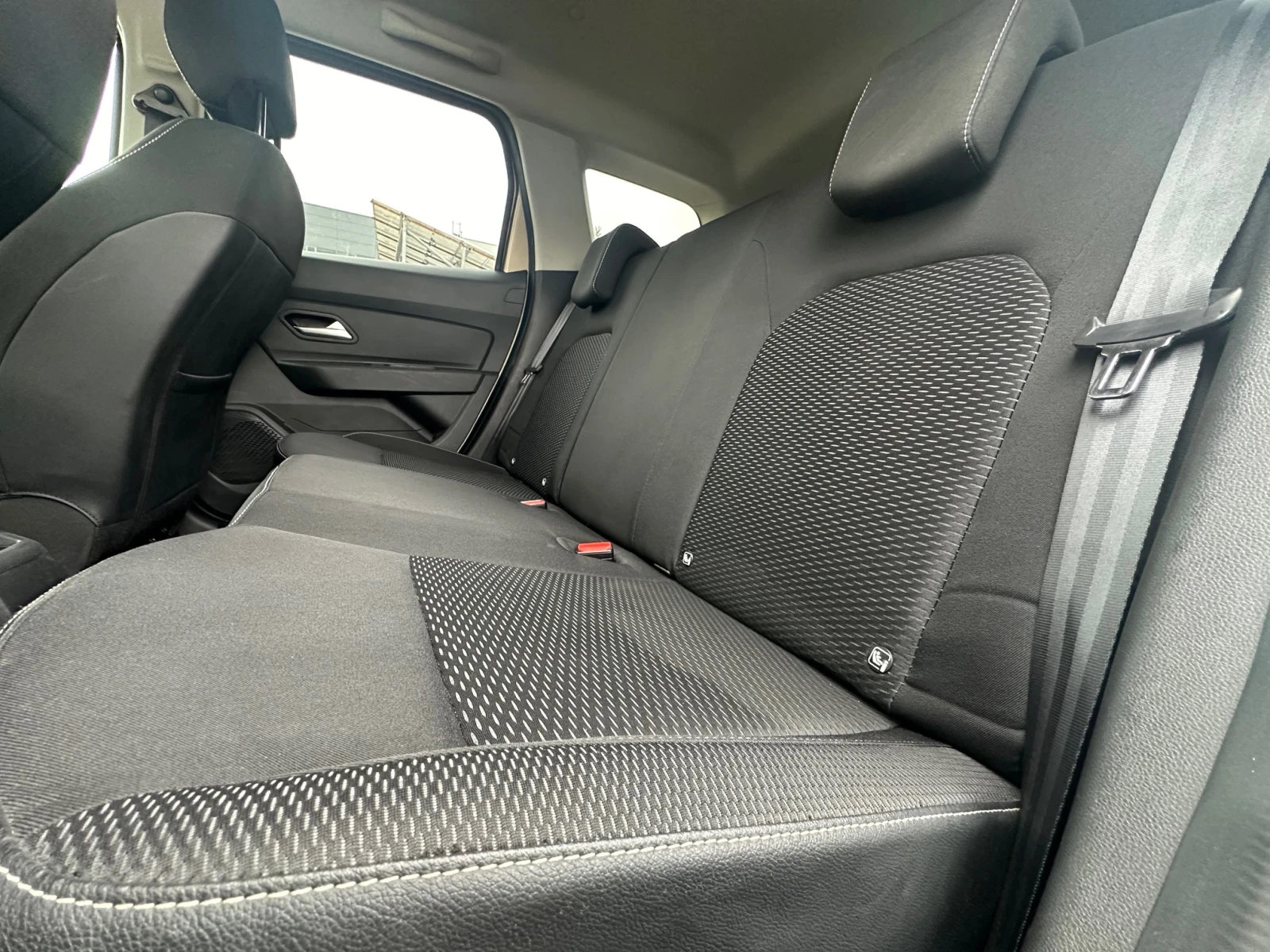 Dacia Duster / 1.5 DCi / AUT - изображение 8