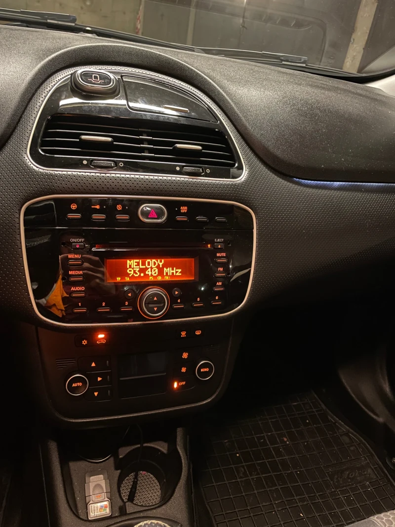 Fiat Punto EVO 1.4 Turbo, снимка 8 - Автомобили и джипове - 48043708