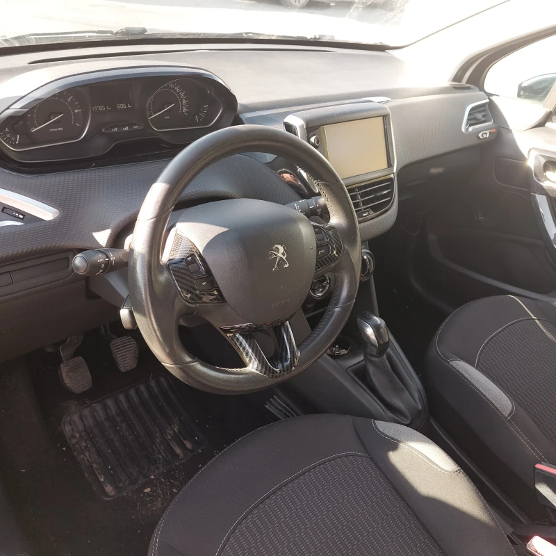 Peugeot 208 1.2, снимка 12 - Автомобили и джипове - 52342106