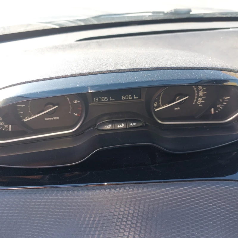 Peugeot 208 1.2, снимка 11 - Автомобили и джипове - 52342106