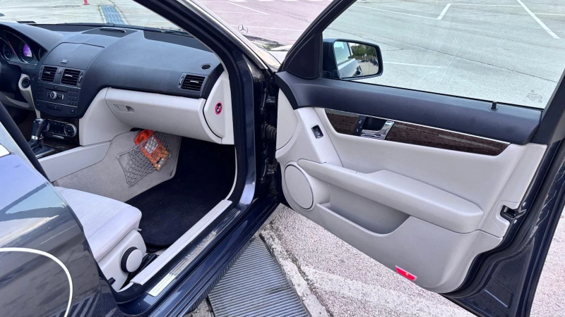 Mercedes-Benz C 200 CGI, снимка 6 - Автомобили и джипове - 53055035