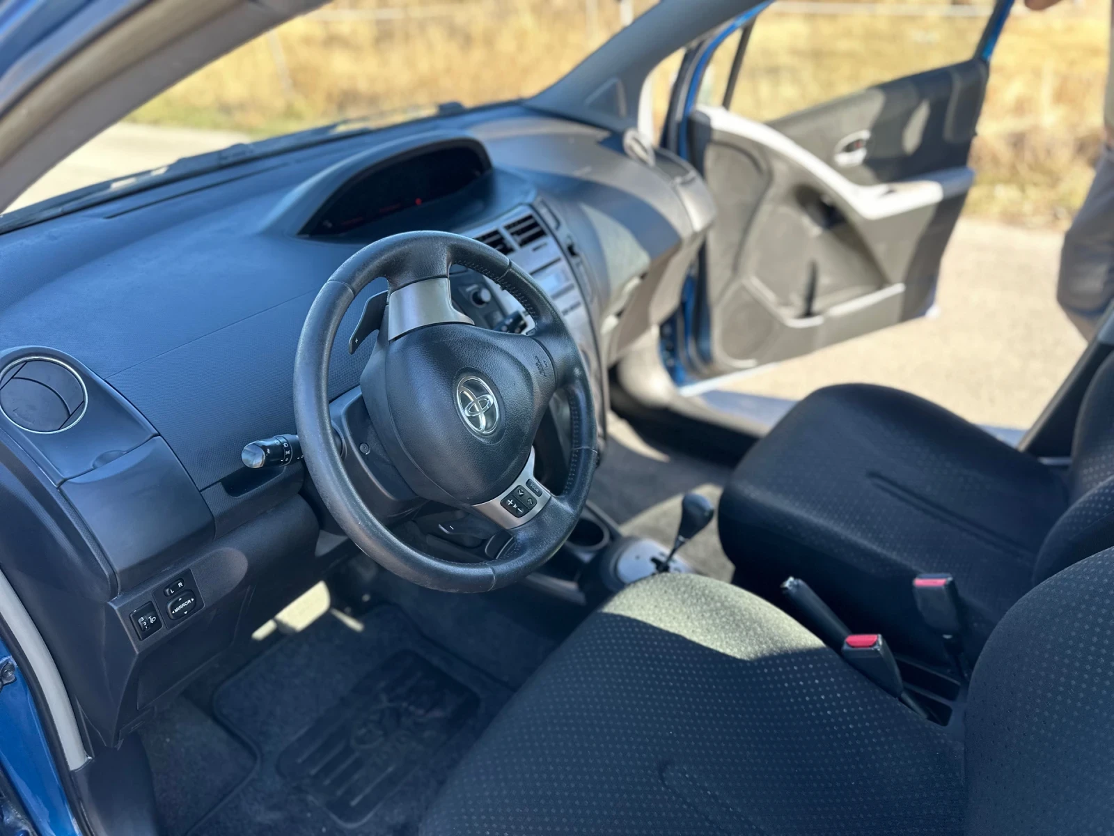 Toyota Yaris 1.3 бензин VVTi Автоматик - изображение 9