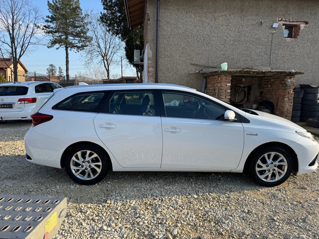 Toyota Auris 1.8 Hybrid Facelift, снимка 6 - Автомобили и джипове - 53865888