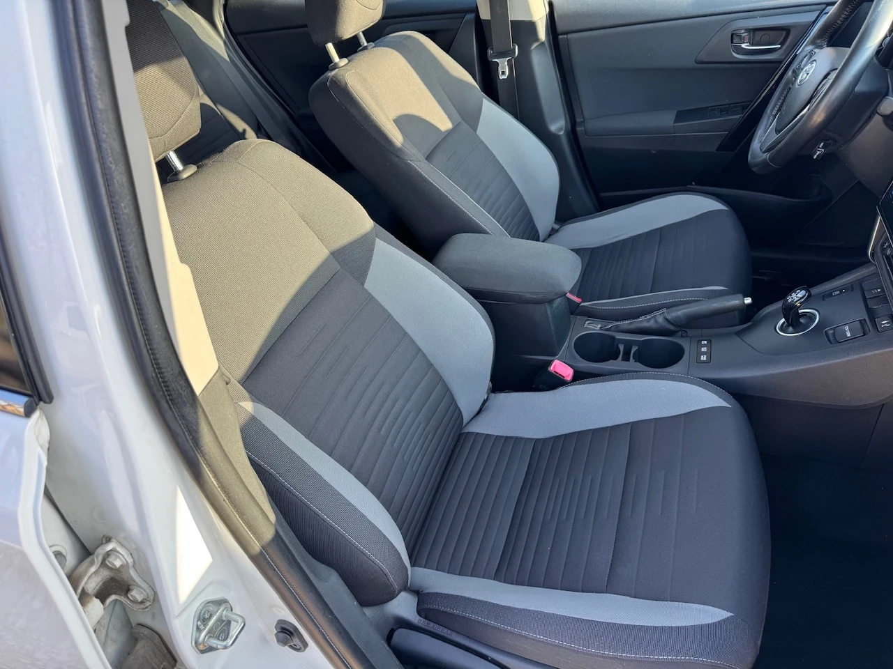 Toyota Auris 1.8 Hybrid Facelift, снимка 13 - Автомобили и джипове - 53865888