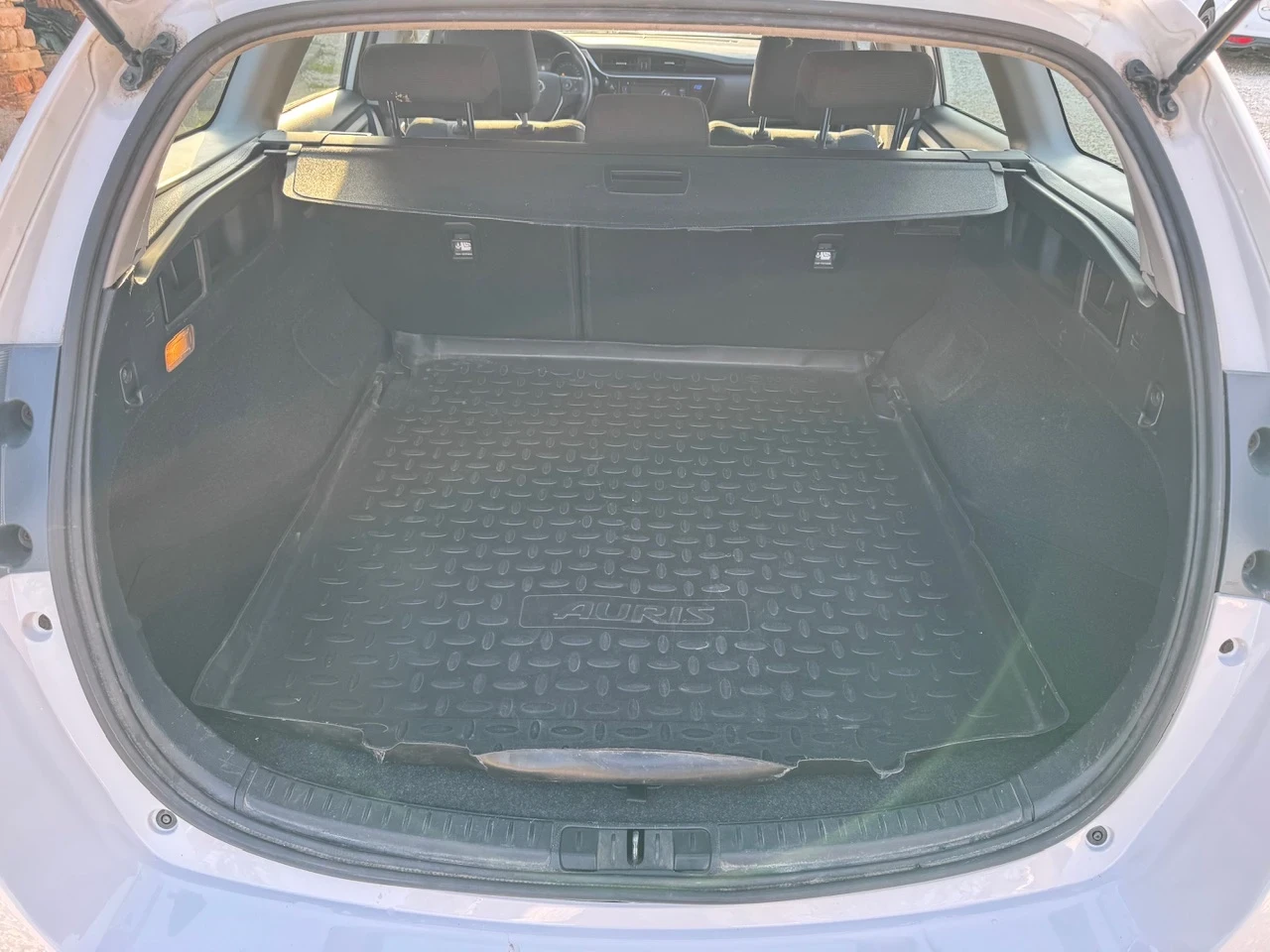 Toyota Auris 1.8 Hybrid Facelift, снимка 11 - Автомобили и джипове - 53865888