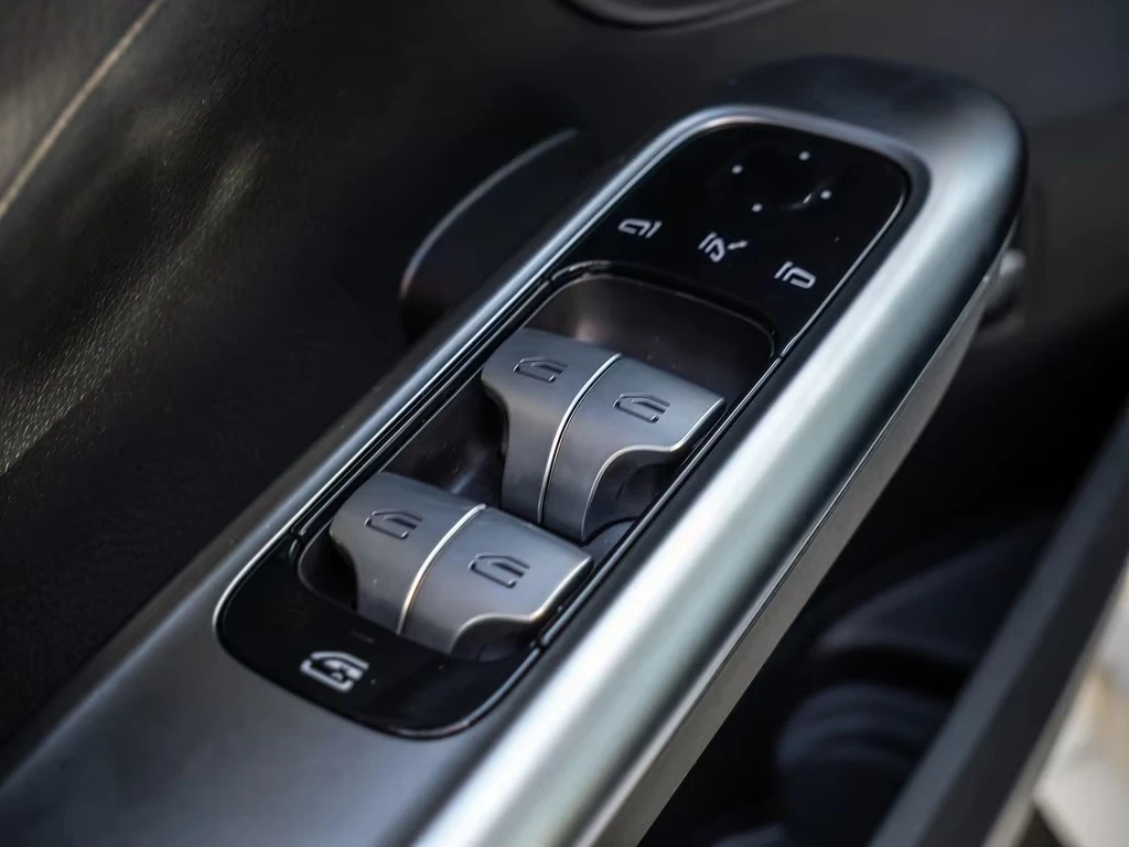 Mercedes-Benz C 300 e / AMG / PLUG-IN / CAMERA/ MEMORY/ LED/, снимка 4 - Автомобили и джипове - 54736750