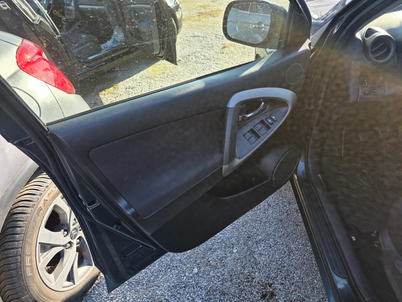 Toyota Rav4 2.2d4d 136k.c всичко платено нови гуми, снимка 15 - Автомобили и джипове - 53114386