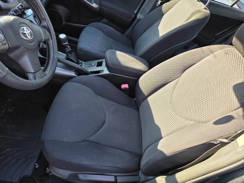 Toyota Rav4 2.2d4d 136k.c всичко платено нови гуми, снимка 13 - Автомобили и джипове - 53114386