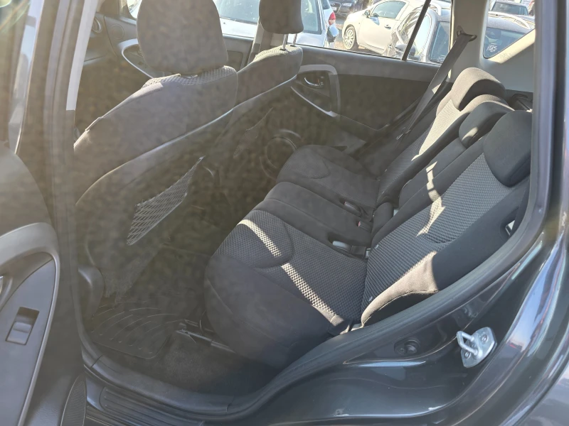 Toyota Rav4 2.2d4d 136k.c всичко платено нови гуми, снимка 11 - Автомобили и джипове - 53114386