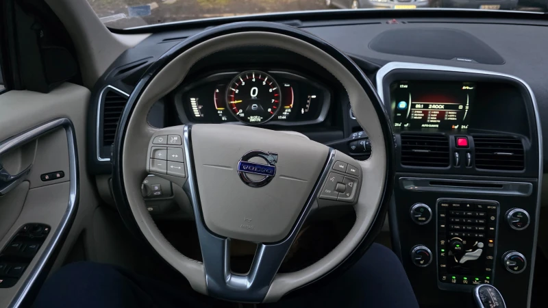 Volvo XC60, снимка 8 - Автомобили и джипове - 53599602