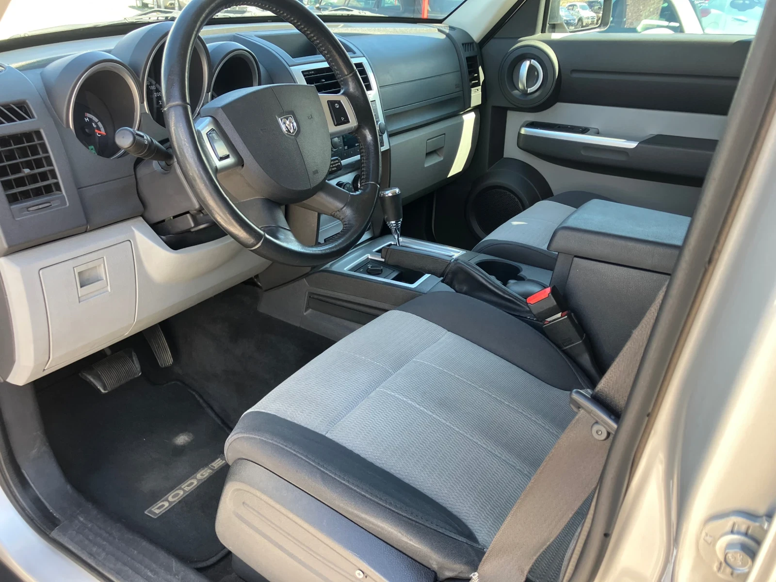 Dodge Nitro 2.8crdi Avtomat 4x4, снимка 12 - Автомобили и джипове - 54211383