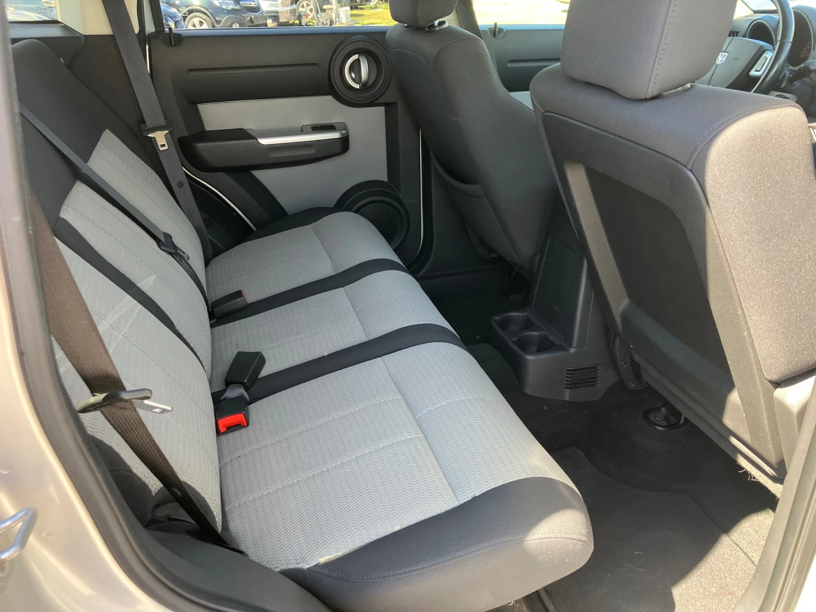 Dodge Nitro 2.8crdi Avtomat 4x4, снимка 16 - Автомобили и джипове - 54211383