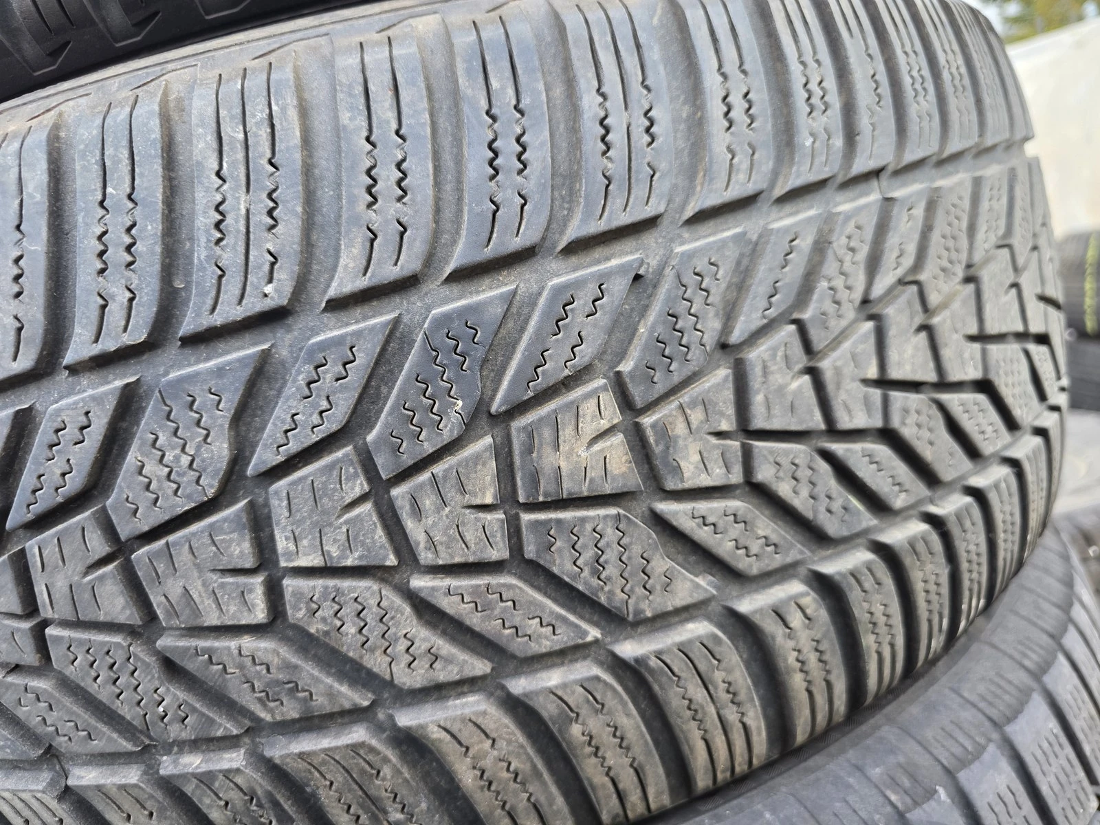 Гуми Зимни 235/50R18, снимка 2 - Гуми и джанти - 56725920