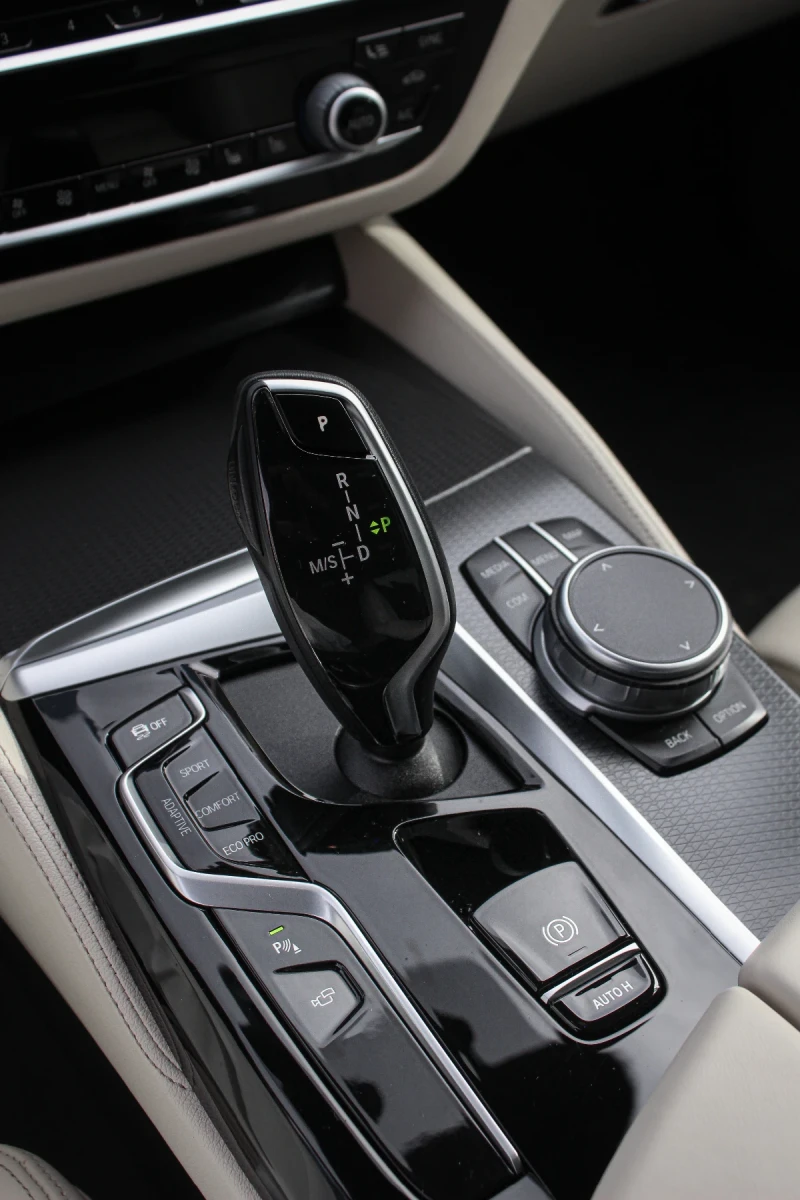 BMW 550 Лизинг/M550i/Завиващ заден мост/HUD/360/Масаж, снимка 14 - Автомобили и джипове - 52713957