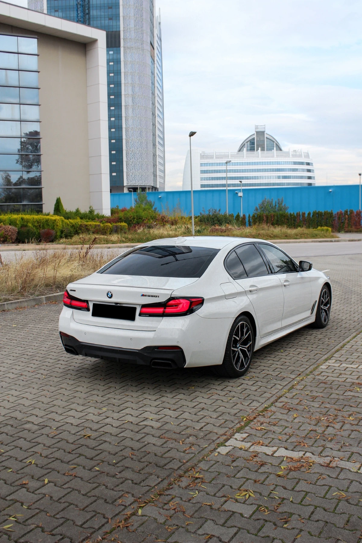 BMW 550 Лизинг/M550i/Завиващ заден мост/HUD/360/Масаж - изображение 4