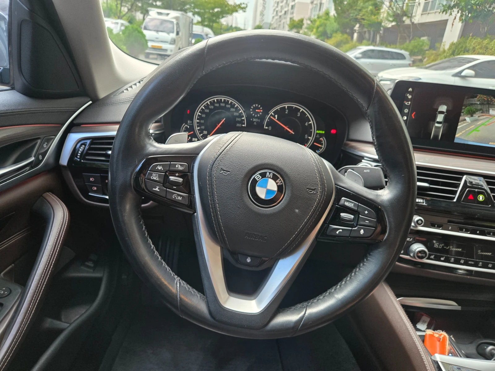 BMW 520 HUD* ЕЛ. БАГАЖНИК* BLIND SPOT* ЛЮК* КРАЙНА ЦЕНА, снимка 13 - Автомобили и джипове - 55344731