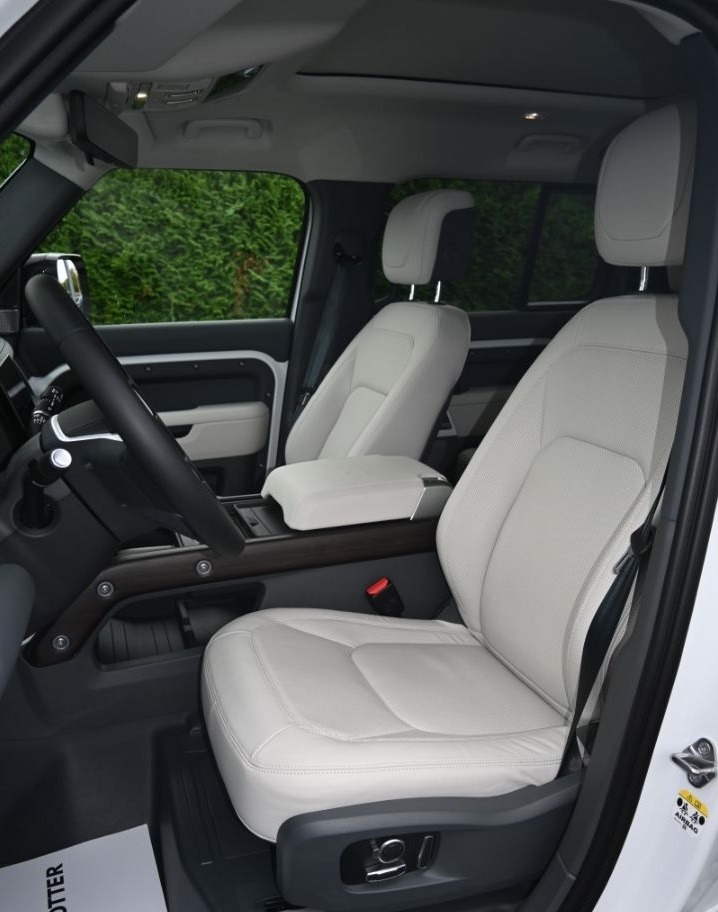 Land Rover Defender 130 D300 = First Edition= 8 Seats Гаранция, снимка 4 - Автомобили и джипове - 45858897