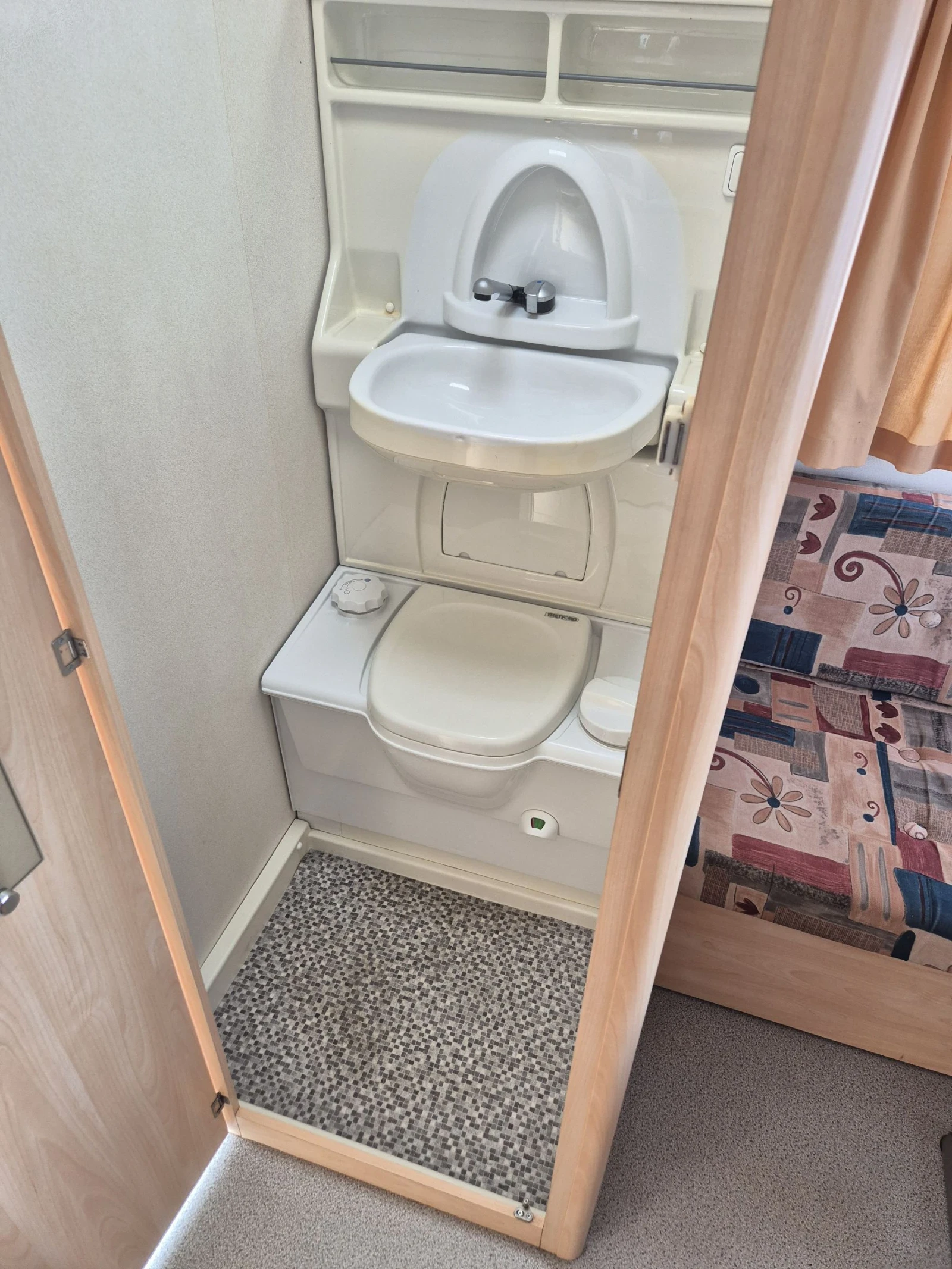 Каравана Beyerland 4 МЕСТА WC БАНЯ ФОРСЕЛТ МУВЪР , снимка 13 - Каравани и кемпери - 54989261