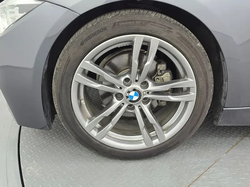 BMW 320 i M Sports, снимка 10 - Автомобили и джипове - 55143961