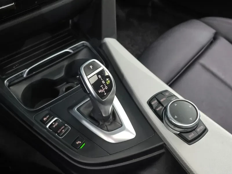 BMW 320 i M Sports, снимка 17 - Автомобили и джипове - 55143961