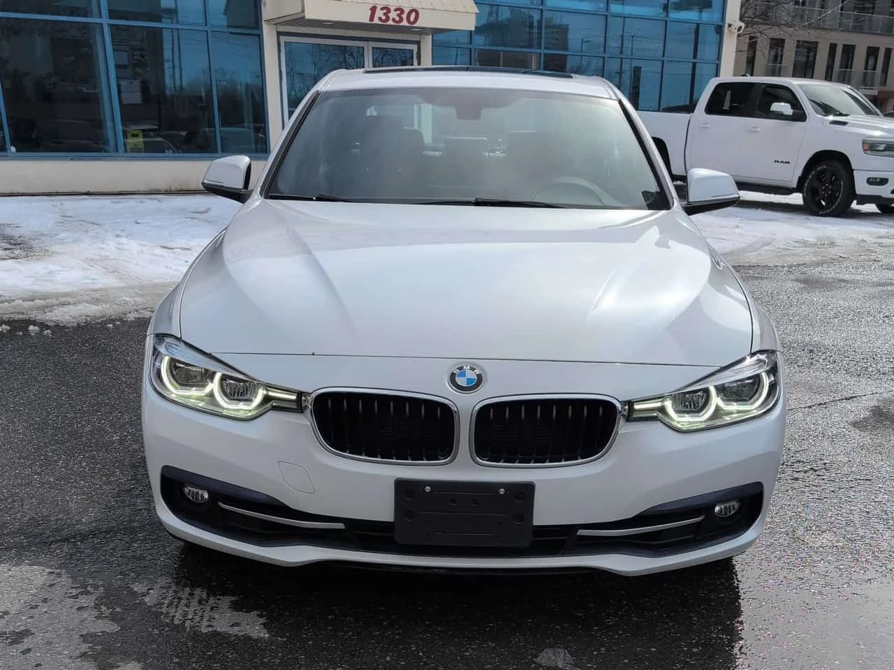 BMW 330 * xDrive * CARFAX * ПАНОРАМА * KEYLESS * ПОДГРЕВИ, снимка 6 - Автомобили и джипове - 53964797