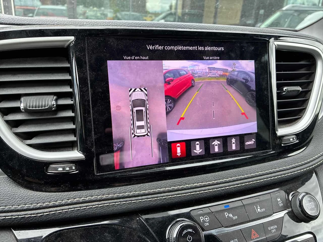 Chrysler Pacifica * Touring L * АВТОКРЕДИТ БЕЗ ПЪРВОНАЧАЛНА ВНОСКА* , снимка 14 - Автомобили и джипове - 54721735