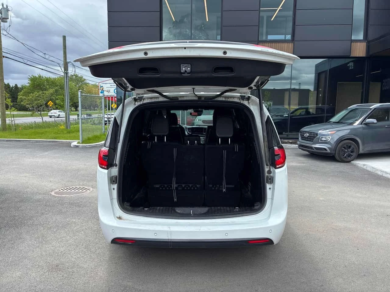 Chrysler Pacifica * Touring L * АВТОКРЕДИТ БЕЗ ПЪРВОНАЧАЛНА ВНОСКА* , снимка 13 - Автомобили и джипове - 54721735