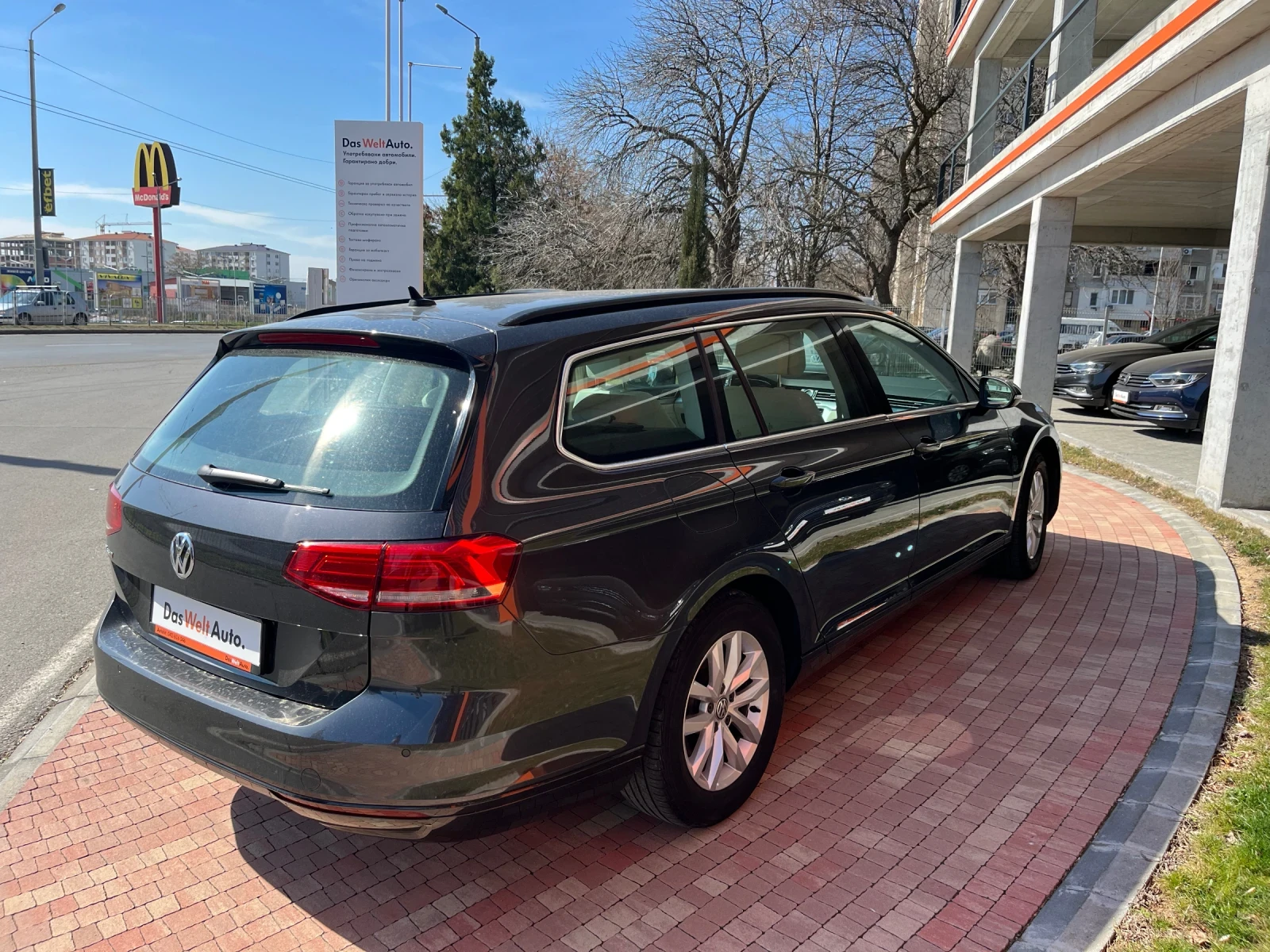 VW Passat 2.0 TDI DSG | PANORAMA | ACC | DAS WELTAUTO, снимка 2 - Автомобили и джипове - 55793492