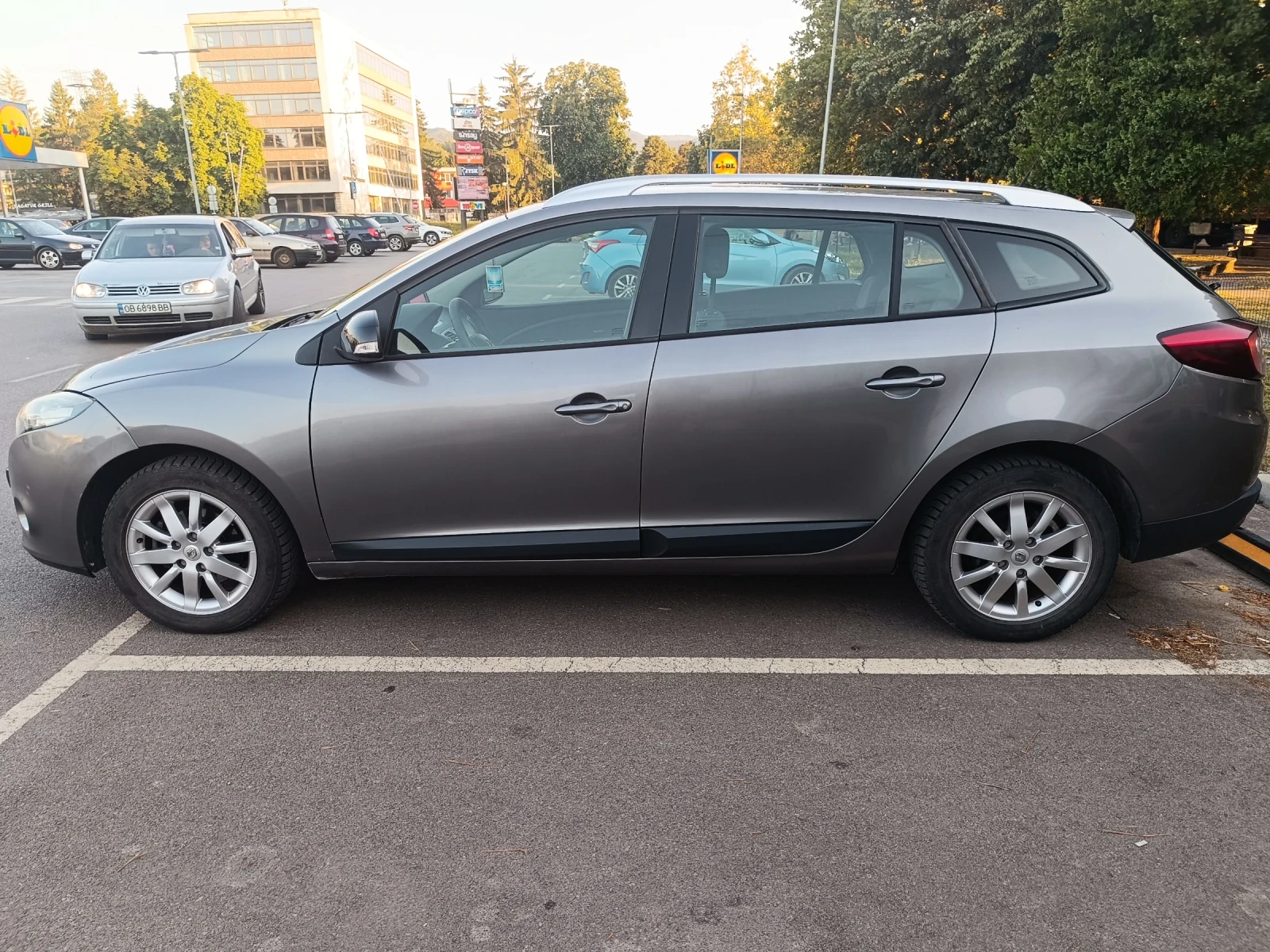 Renault Megane 1.5 DCI, снимка 2 - Автомобили и джипове - 55753740