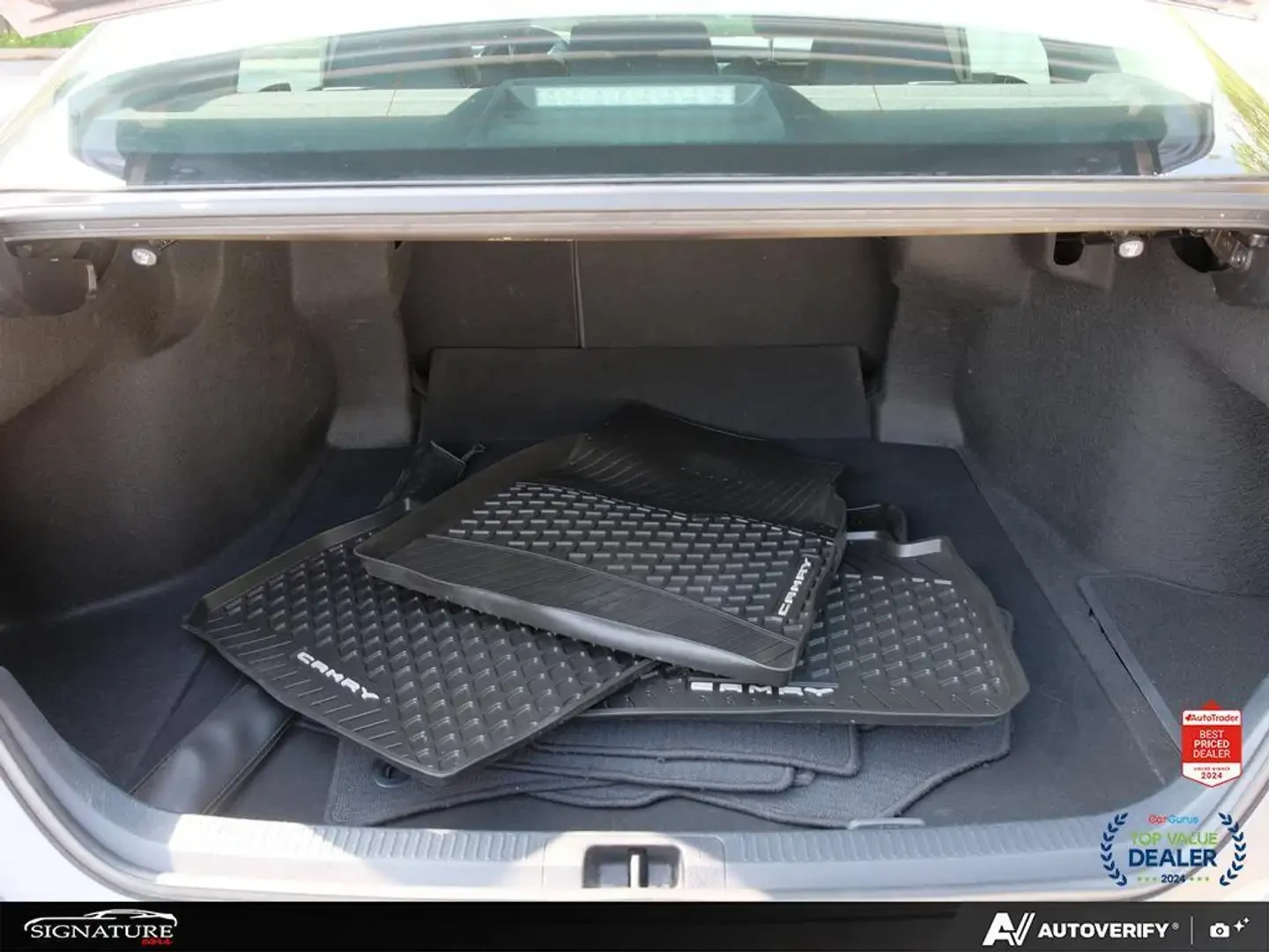 Toyota Camry SE Upgrade No Accident Sunroof Carplay BSM, снимка 8 - Автомобили и джипове - 56209081