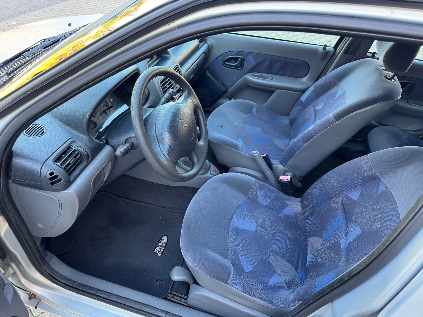 Renault Clio 1.2, снимка 10 - Автомобили и джипове - 56568383