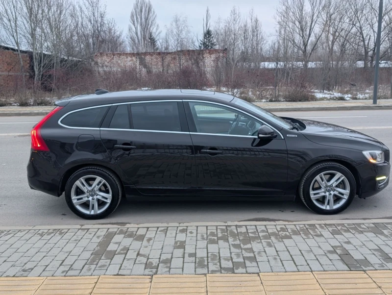 Volvo V60 2.4 D6 AWD PLUG-IN, снимка 5 - Автомобили и джипове - 53594276