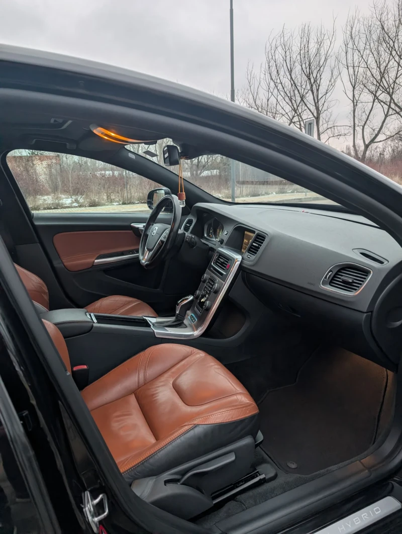 Volvo V60 2.4 D6 AWD PLUG-IN, снимка 11 - Автомобили и джипове - 53594276