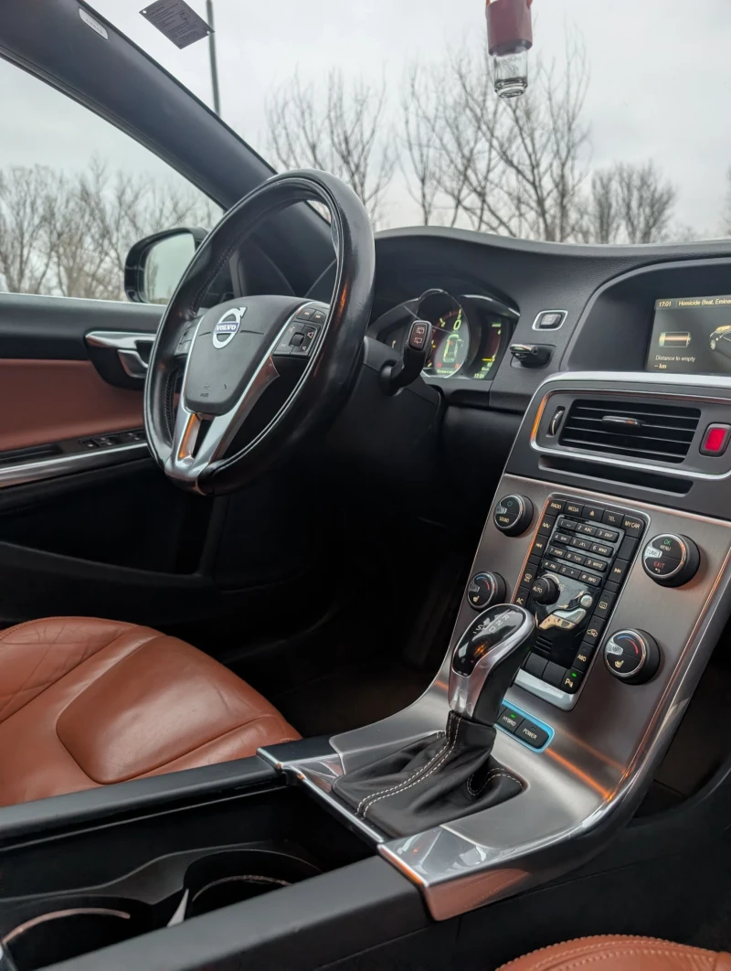 Volvo V60 2.4 D6 AWD PLUG-IN, снимка 13 - Автомобили и джипове - 53594276